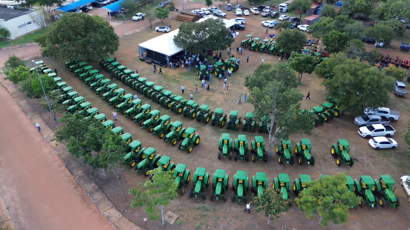 Prefeito Edmilson participa da entrega de tratores e celebra conquista para a agricultura familiar de Bom Jesus do Tocantins